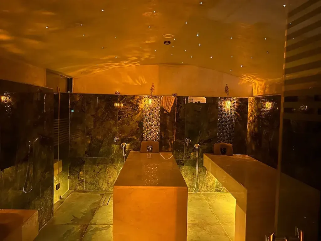 Vue intérieure du hammam de Manifica Spa à Tanger, espace de détente luxueux avec lumière tamisée et design élégant